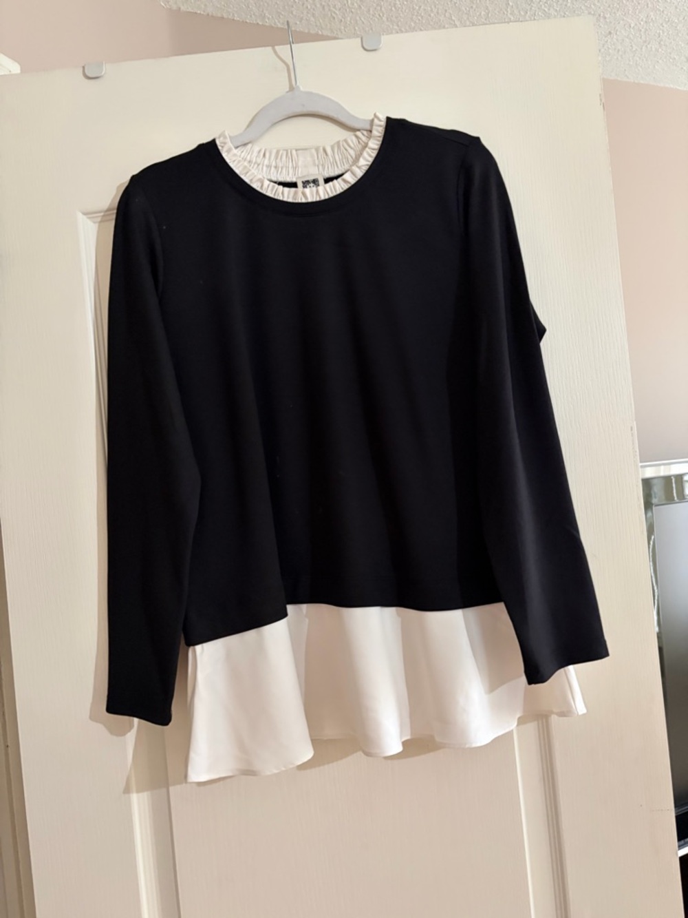 Anne Klein, Ladies Black Long Sleeve Top with White Ruffle Hem Neck Large  NEW